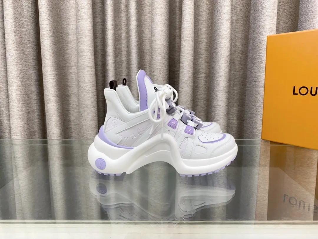 👟👟Ex-factory price 760👟👟 Louis Vuiton·Louis Vuitton 24/ New Chinese Valentine's Day limited edition LV Archlight series arch sole dad shoes casual thick-soled lace-up sneakers top version🔝original purchase, development and production👍🏻 This LV dad shoe features an eye-catching wavy sole and large tongue. It is equipped with a sporty super-elastic running shoe style rubber outsole, which is very eye-catching. It is also combined with a soft and elastic upper made of a variety of high-tech fabrics, making the upper foot comfortable and soft! 🤩 Fabric: Original custom-made first-layer cowhide + technical fabrics Lining: Original imported breathable mesh lining + cowhide foot pads Sole: Original molded correct U-shaped arch outsole Bottom thickness: about 5cm Size: 35-39 (40.41 custom-made, non-refundable)